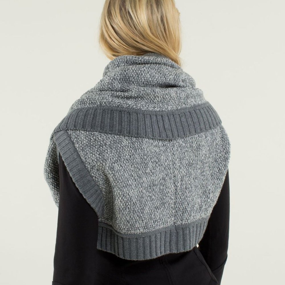 LULULEMON Cozy Yogi Infinity Scarf Wrap in Heathered Medium Grey / Angel Wing OS - Picture 4 of 10